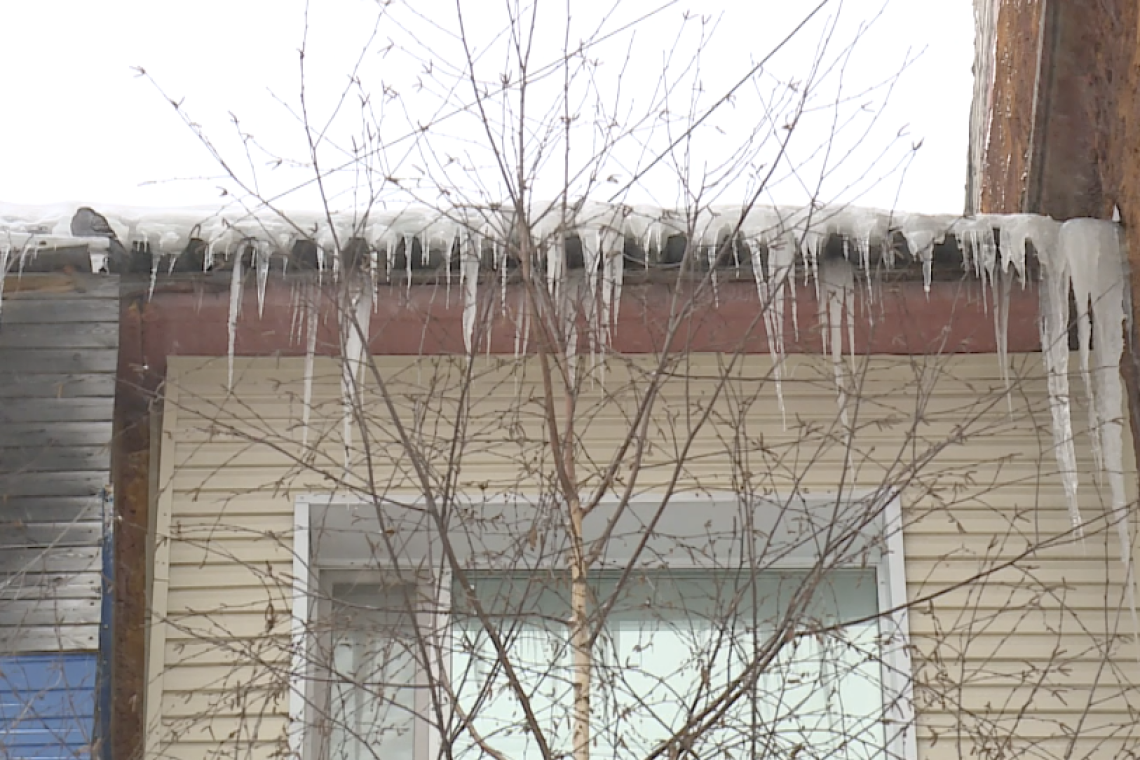 Коммунальные службы Нижневартовска активно борются со снегом, на этот раз - на крышах домов