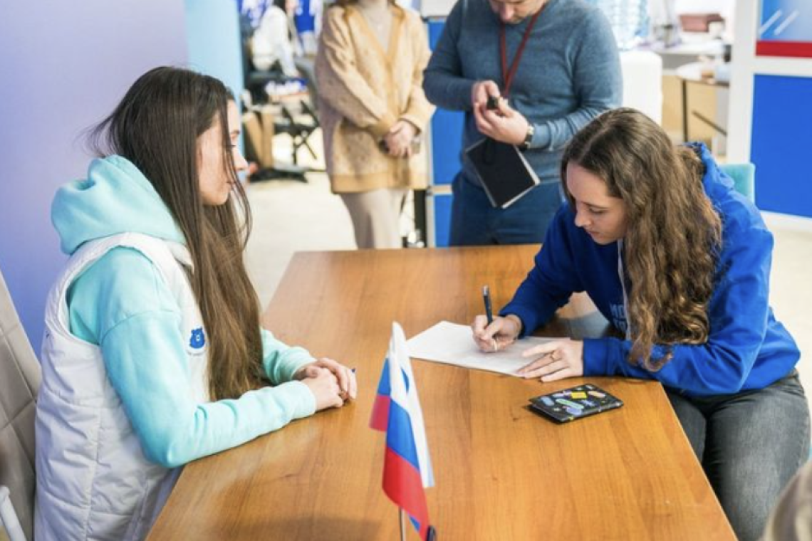 «Единая Россия» в Югре провела день сбора подписей в поддержку выдвижения Владимира Путина
