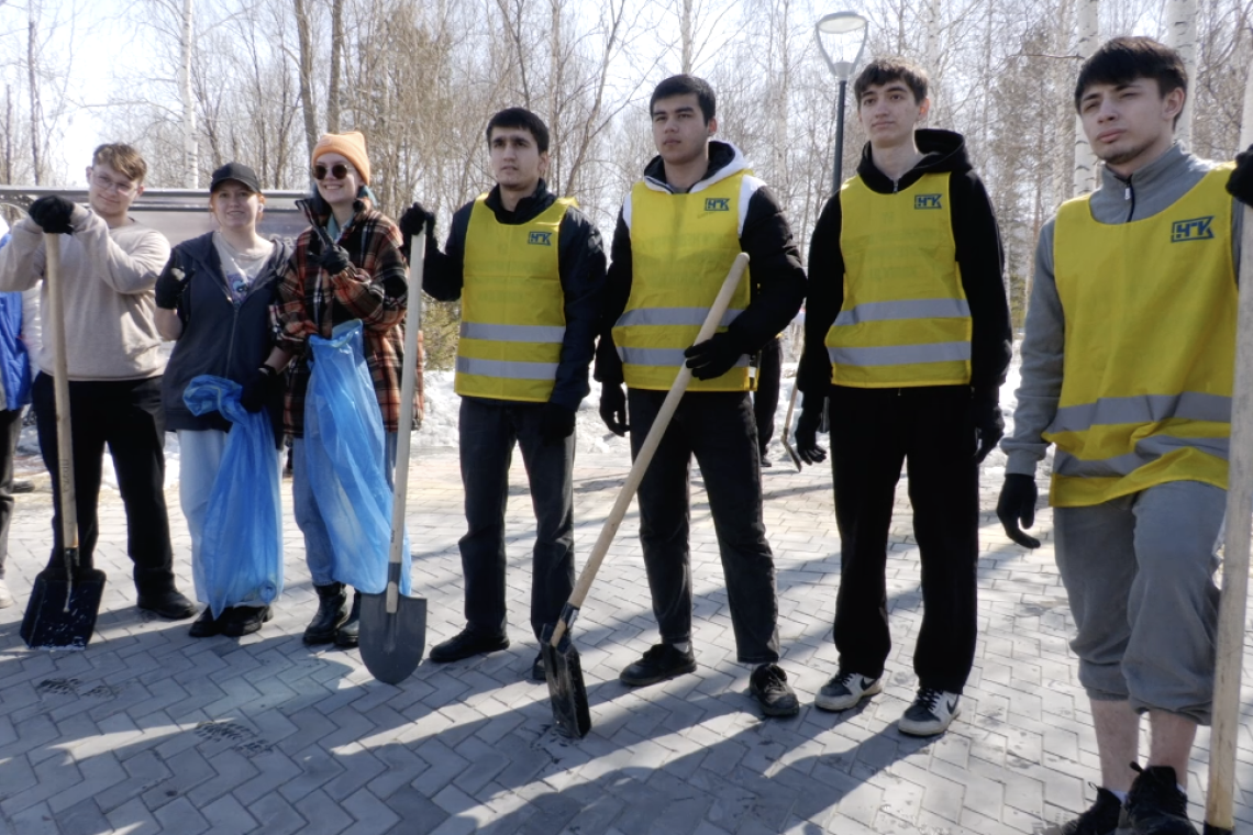 Жители Нижневартовска вышли на первый субботник