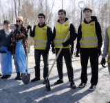 Жители Нижневартовска вышли на первый субботник