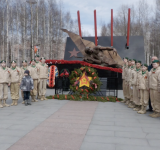 Школьники Нижневартовска возложили цветы к памятнику 