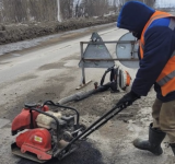В Нижневартовске продолжается аварийный ремонт дорог
