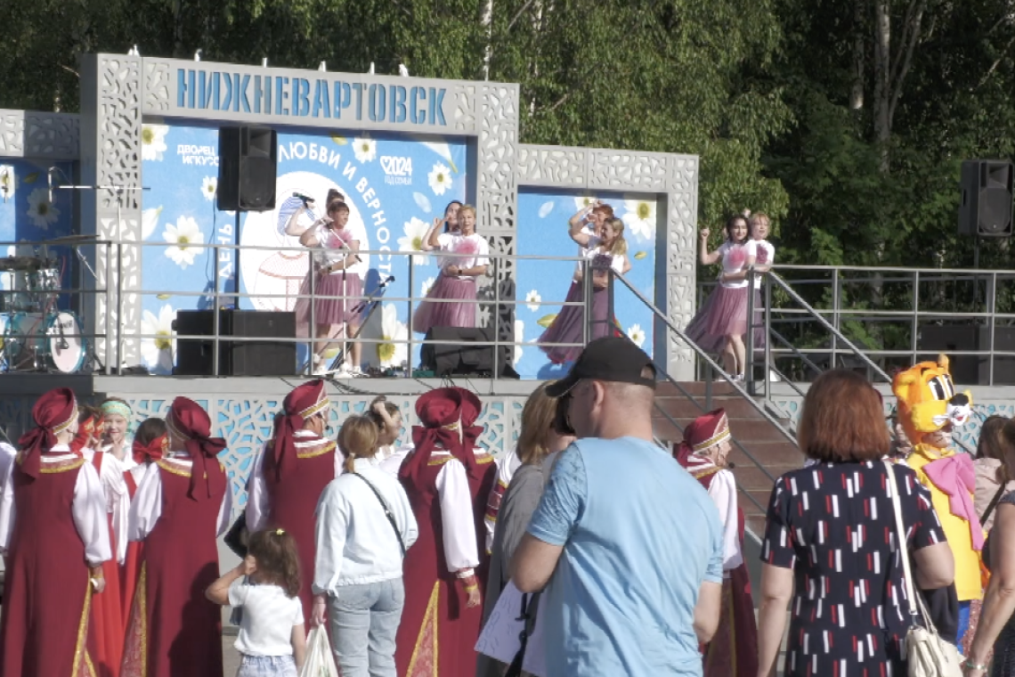 На главной городской площади отметили праздник - День семьи, любви и верности